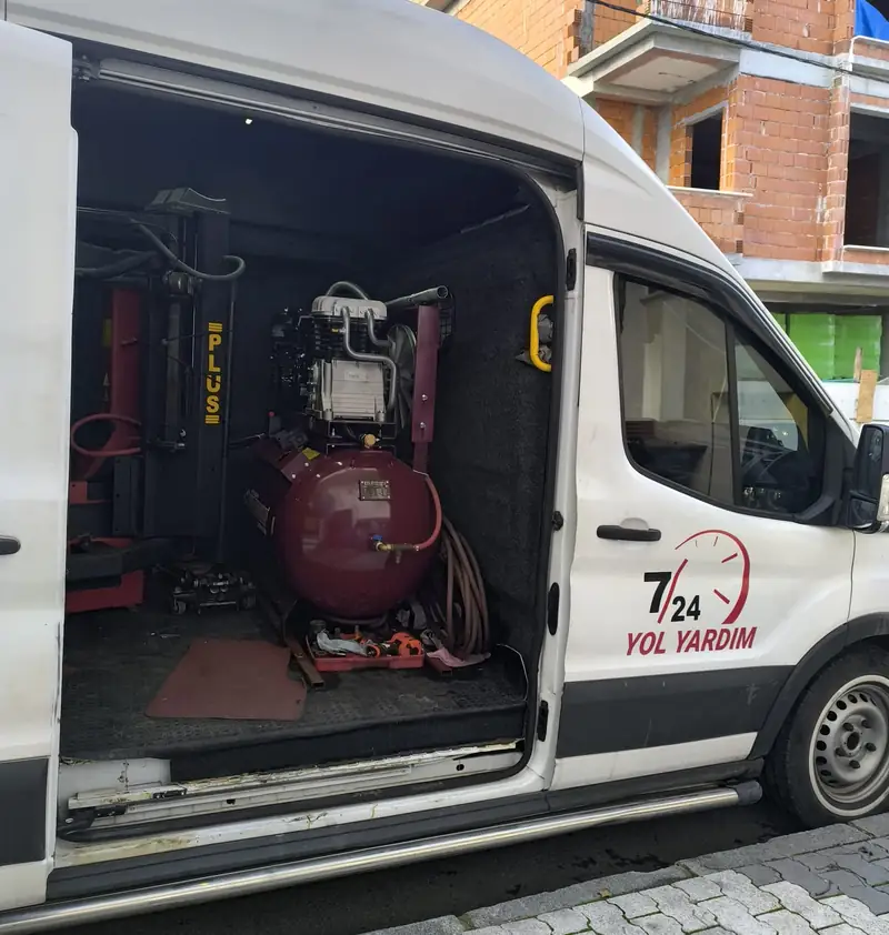 Servis aracındaki lastik makinesi ve kompresör