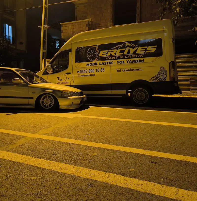 Gece yolda kalan otomobile mobil lastik yol yardım