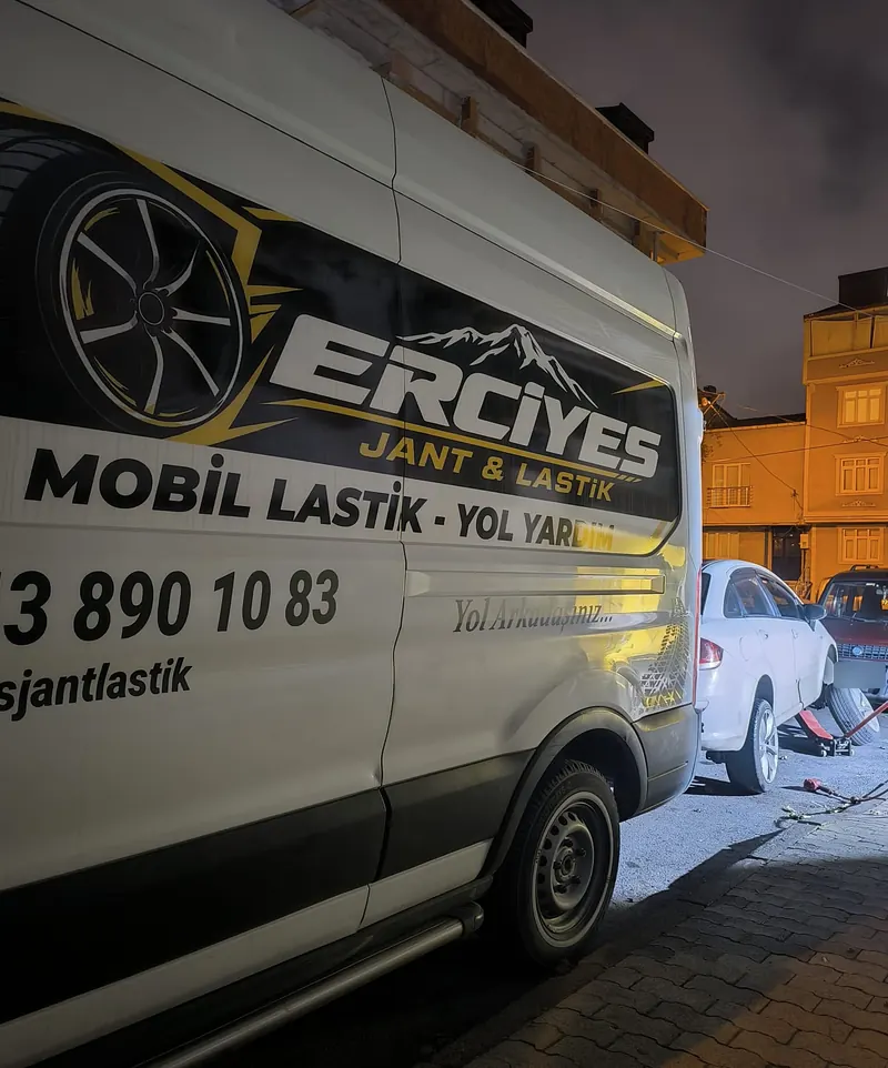 Gece mahalle sokağında otomobile yerinde lastik değişimi