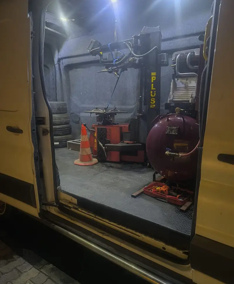 Servis aracı içindeki lastik sökme-takma makinesi