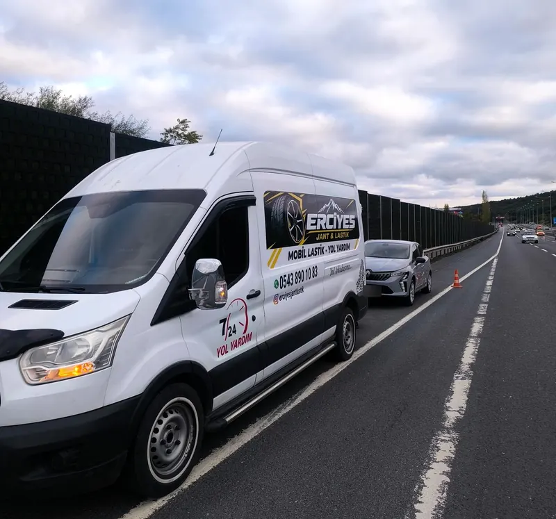 Otoyol emniyet şeridinde Erciyes Jant Lastik yol yardım aracı ve güvenlik konisi