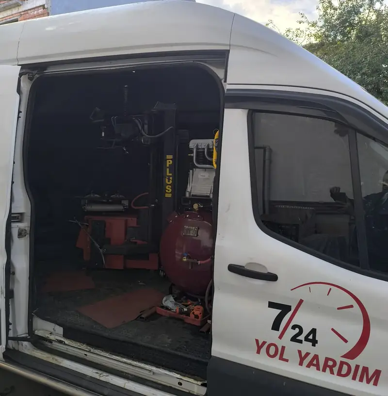 Mobil servis aracında lastik sökme-takma makinesi ve hava tankı