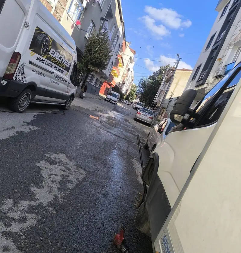 Sokakta park halindeki araca yerinde lastik değişimi